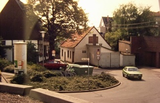 Brunnenstraße mit Haus Hövel (links) und Brickwedde (mitte)