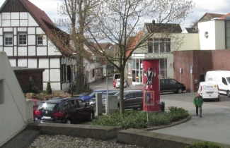Brunnenstraße mit Haus Hövel (links)