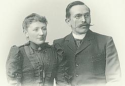 Rudolf Dolle mit seiner Frau Josefa Höping. Im Alter von 30 Jahren heiratet Rudolf Dolle die Tochter einer alteingesessenen Bauernfamilie. Leider erkrankt seine Frau schon kurz nach der Hochzeit schwer an Tuberkulose. Nach dreijährigem Leidenskampf  stirbt sie völlig entkräftet 1898. 