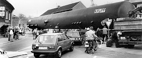 186 Tonnen schwer: Der Speisewasserbehälter für das neue  Kraftwerk wird angeliefert – ein Foto aus dem Jahr 1982.
