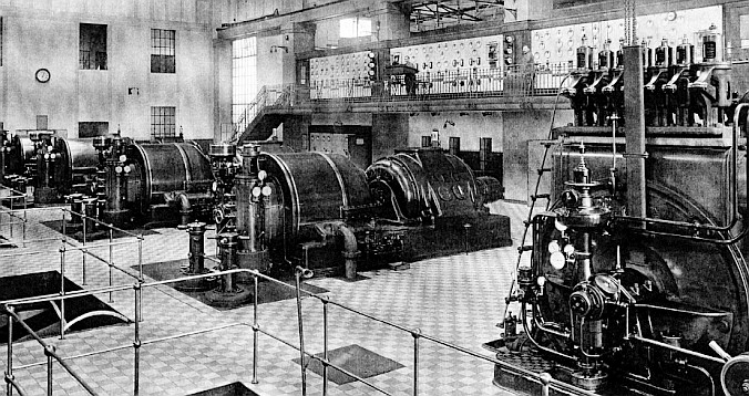 Foto aus dem Ibbenbürener Kraftwerk im Jahr 1922 mit Maschinen, die 1913 in Betrieb gingen (links).  Die Maschine rechts ging 1917 in Betrieb.
