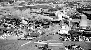 Luftaufnahme des Kraftwerks aus den 70er-Jahren mit  Trockenkühlturm (rechts) und den beiden Nasskühltürmen