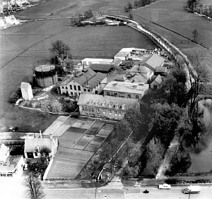 Luftaufnahme der Stadtwerke mit Gaswerk und dem Schlachthof in der Nähe des Mühlenteiches (rechts) aus dem Jahr 1952. Im Hintergrund die alte Badeanstalt. Heute ist dort der Bauhof.