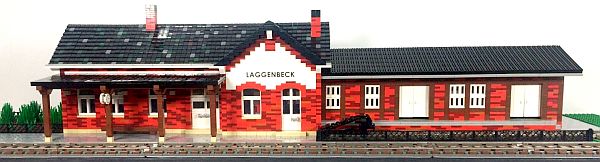 Empfangsgebäude "Bahnhof Laggenbeck" und der Güterschuppen mit Verladerampe
